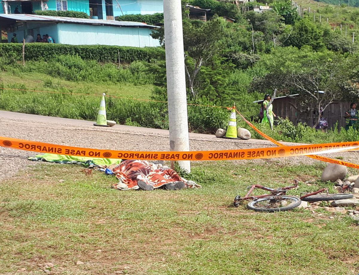 Más tragedia. Dos jóvenes mueren al estrellar su bicicleta contra un poste. Se quedaron sin ver a Nito