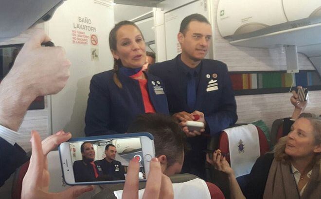El Papa casa a dos miembros de la tripulación en vuelo a Iquique