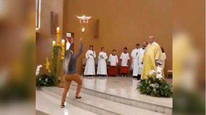 ¡EN SERIO! Un dron le lleva las hostías al sacerdote durante una misa 