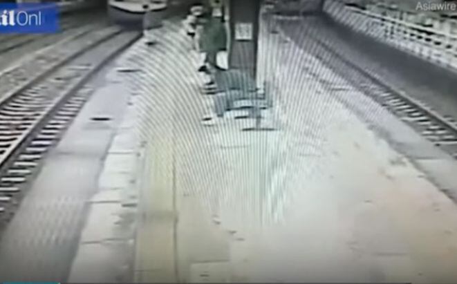 VIDEO | Un anciano de 70 años cae a la vía del metro y sale ileso