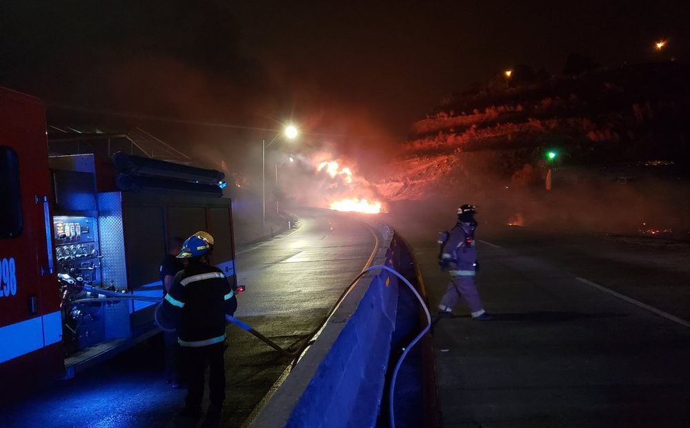 Policías y bomberos intentan reabrir el acceso a Corredor Norte por incendio