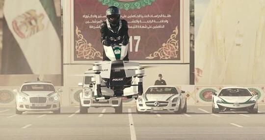 En Dubái enseñan a policías a pilotar motos aéreas para combatir el crimen 