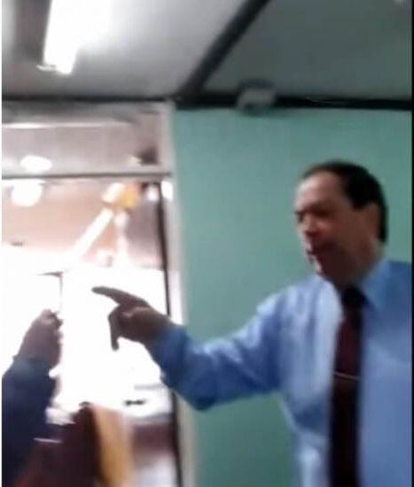 Periodista denuncia agresión de su jefe al reclamar pago atrasado | Video