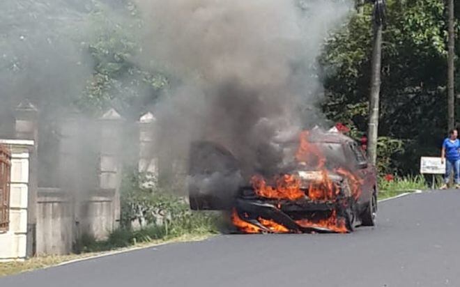 Auto arde en llamas en Santiago, 'era una bomba de tiempo'