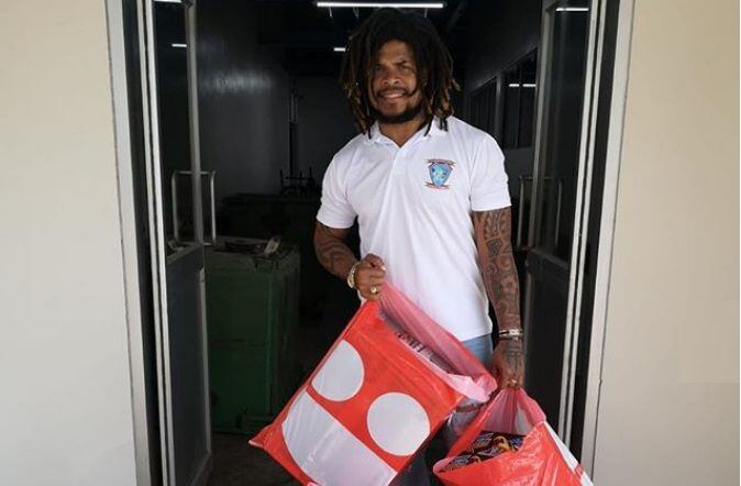 Román Torres visita a niños del hospital Nicolás Solano y les lleva juguetes