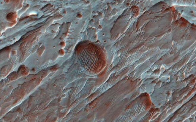 NASA muestra imágenes de cráter en Marte