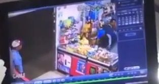 Roban tienda a mano armada en El Romeral | Video