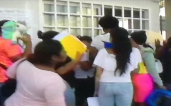 Ánimos caldeados. Durmieron fuera de la escuela por un cupo en Pacora
