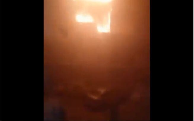¡NIÑOS ATRAPADOS! Incendio devora apartamento en San Miguel, Calidonia| VIDEO