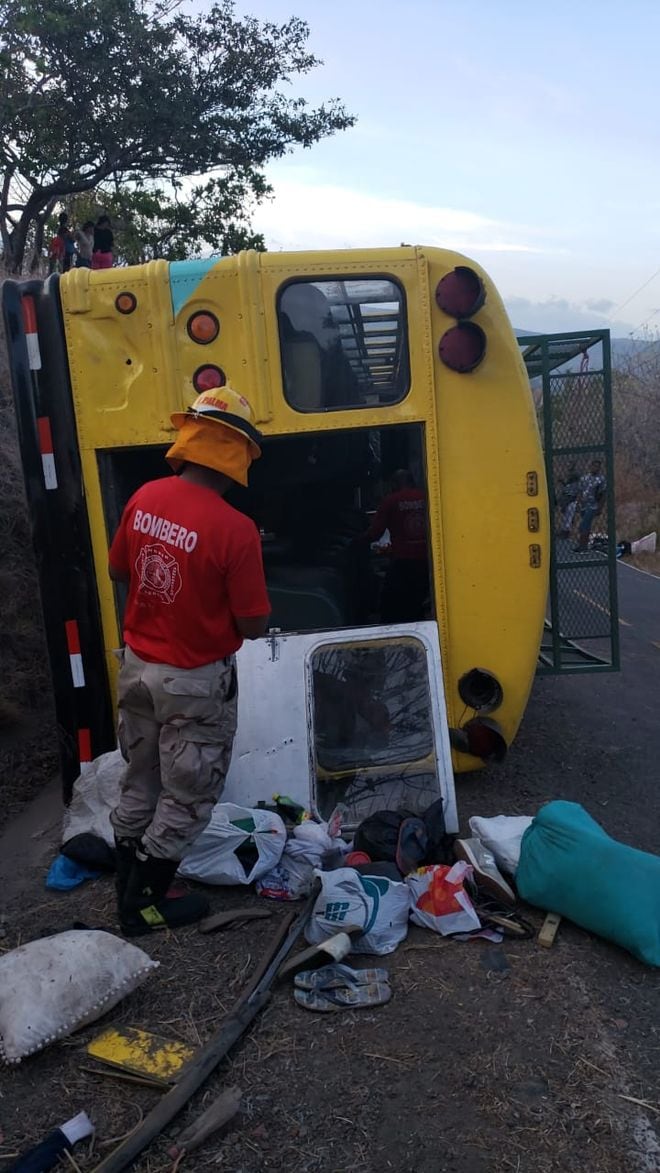 Se vuelca bus de pasajeros a la altura de Olá. 41 heridos, 5 de gravedad