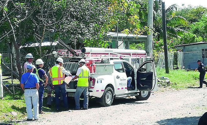 Poste de electricidad le cae a obrero en  Coclé