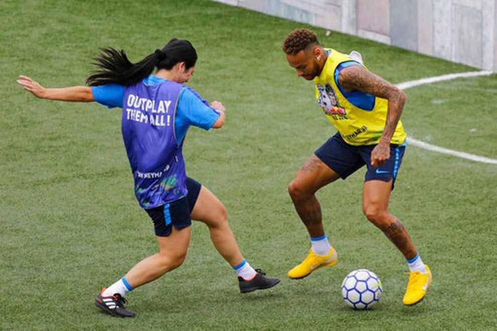Hace el ridículo. A Neymar un chico le saca el balón y el jugador se enfada