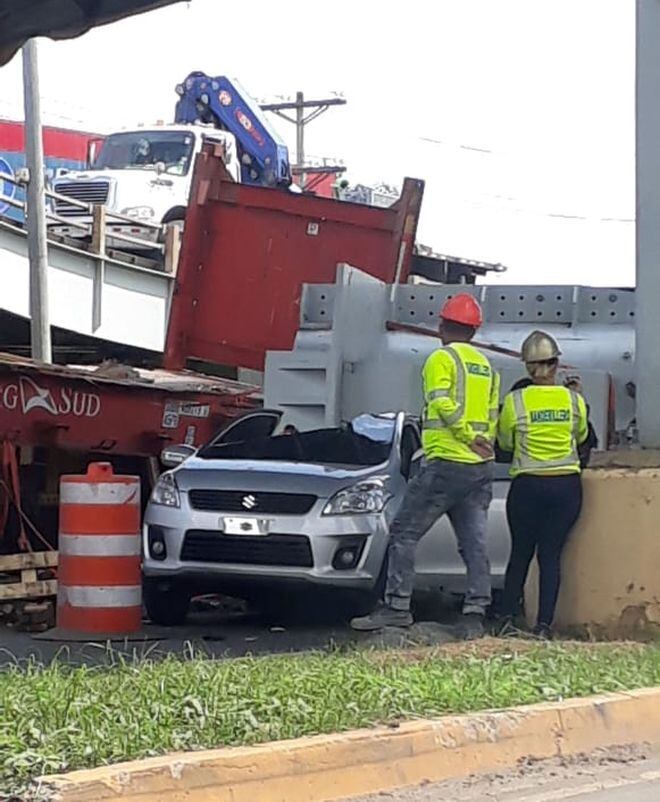 ¡IMPACTANTE! Carga de articulado apachurra auto debajo del puente de San Antonio