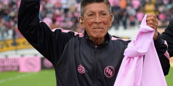 Futbolistas peruanos desnudan y humillan a su utilero