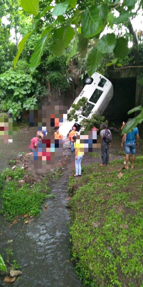 Cámara capta todo justo antes del accidente del bus que cayó al río dejando 5 muertos. Video