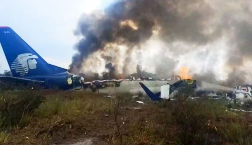 Avión de Aeroméxico se estrella con 101 personas a bordo