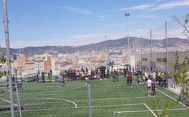 Once heridos tras derrumbe de grada en el campo de fútbol en Barcelona