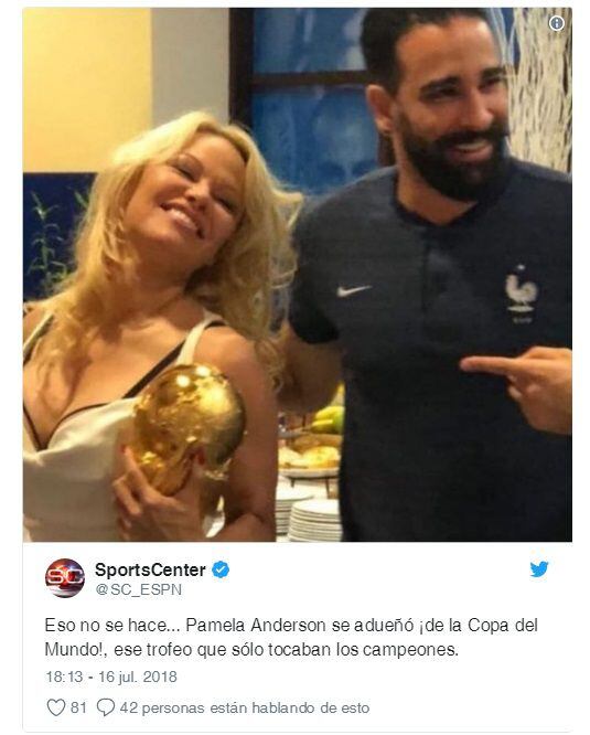 Pamela Anderson crea polémica al aparecer cargando la Copa Mundial de Rusia 2018
