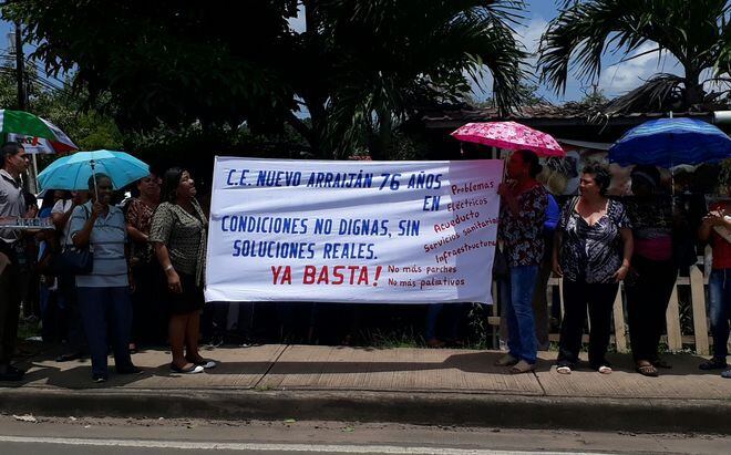 PROTESTAN. Exigen que se les de uso al presupuesto de la escuela Nuevo